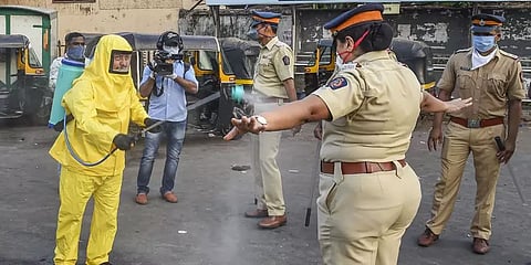 மும்பை தொழிலாளர்கள் போராட்டம்: தவறான தகவல் பரப்பியதாக பத்திரிகையாளர் கைது