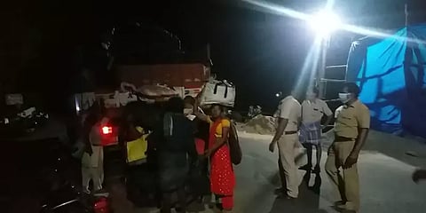 சென்னைக்கு நடைபயணமாக சென்ற நரிக்குறவர் மக்கள்.. பசியை போக்கி உதவிய போலீசார்..!