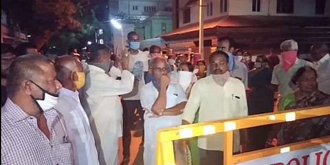 கொரோனாவால் பாதிக்கப்பட்டு குணமடைந்த நபரை ஊருக்குள் விடாத பொதுமக்கள்..!