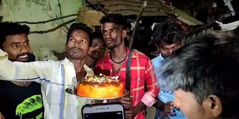 மாஸ்க் இல்லை.. இடைவெளி இல்லை.. பட்டா கத்தியால் கேக் வெட்டி பிறந்தநாள் கொண்டாட்டம்