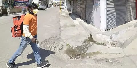 பீட்சா டெலிவரி செய்த நபருக்கு கொரோனா - தனிமைப்படுத்தப்பட்ட 72 வீடுகள்