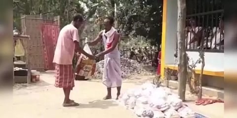 மனைவியின் திதியை தவிர்த்துவிட்டு ஏழைகளுக்கு உணவளித்த முதியவர்