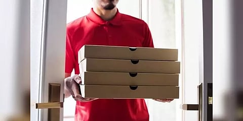 பீட்ஸா டெலிவரி நபருக்கு கொரோனா : அச்சத்தில் 72 குடும்பங்கள்