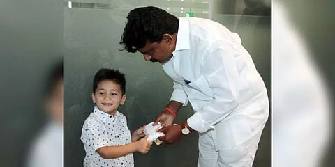 சைக்கிள் வாங்க வைத்திருந்தப் பணத்தை கொரோனா நிவாரண நிதிக்கு அளித்த சிறுவன்