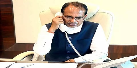 அமைச்சரும் இல்லை; அதிகாரிகளுக்கும் கொரோனா: தனி ஆளாக போராடும் சூழலில் ம.பி முதல்வர்