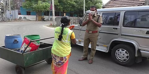 பெரம்பலூர்: தூய்மை பணியாளர்களுக்கு கைக்கூப்பி நன்றி தெரிவிக்கும் ஊர்க்காவல்படை மண்டல தளபதி