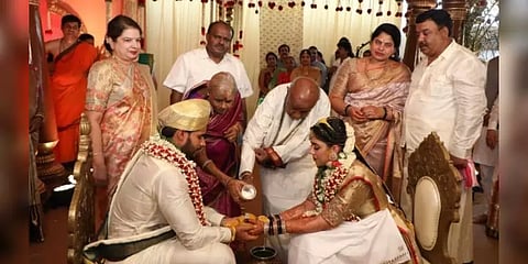 ஊரடங்கில் தடபுடலாக நடந்த கர்நாடக முன்னாள் முதல்வர் மகனின் திருமணம்