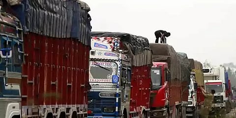 ஒரு ஆளுக்கு ரூ.3ஆயிரம்: லாரியில் 47 பேரை அழைத்துச் சென்று போலீசில் சிக்கிய ஓட்டுநர்!