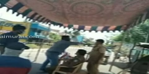 ஊருக்குள் அனுமதிக்காததால் கைகலப்பு: ஒருவரை ஒருவர் தாக்கிக் கொள்ளும் காவலர்கள் - வீடியோ