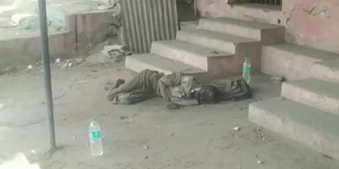 4 நாட்கள் உணவு கிடைக்காமல் அலைச்சல் - பசியால் பரிதாபமாக இறந்த முதியவர்..!