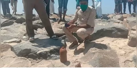 300 மீட்டர் தூரம் வெடித்து சிதறிய இரண்டாம் உலகப் போரின் குண்டு : நாகையில் பரபரப்பு