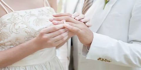 வாகன நிறுத்துமிடத்தில் திருமணம்: செல்போனில் பார்த்து வாழ்த்திய உறவினர்கள்!