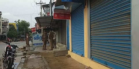 ஊரடங்கால் வெறிச்சோடிய சாலை: ஏடிஎம்மை உடைத்து கொள்ளை முயற்சி!!