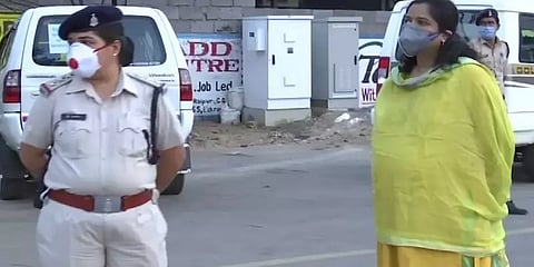 7மாத கர்ப்பிணிதான்; ஆனால் போலீஸாச்சே - நெகிழ வைத்த அம்ரிதா!!