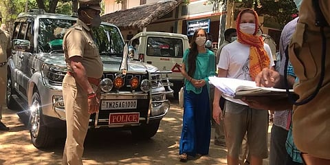 பணமில்லாமல் மலையில் தஞ்சமடைந்த ரஷ்ய தம்பதி: ட்ரோன் மூலம் கண்டுபிடித்து மீட்ட போலீசார்