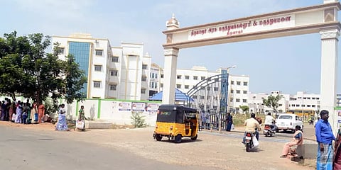 அறுவை சிகிச்சை செய்த மாணவனுக்கு கொரோனா: தனிமைப்படுத்தப்பட்ட மருத்துவர்கள், செவிலியர்கள் !