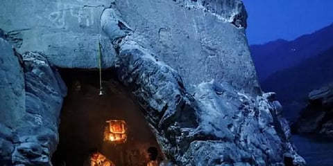 ஊரடங்கு தொடங்கிய நாள் முதல் குகையில் வசித்த மும்பை பொறியாளர்..!