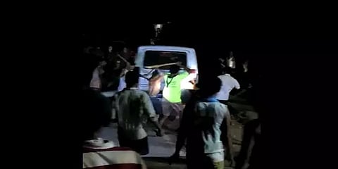 திருடர்கள் என பரவிய வதந்தி : கும்பல் தாக்கியதில் 2 சாதுக்கள் உட்பட மூவர் உயிரிழப்பு