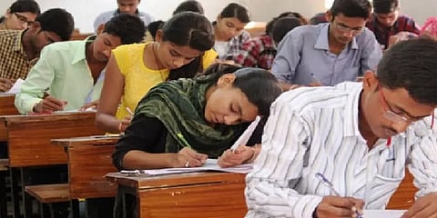 குழப்பும் கொரோனா: நீட் மற்றும் ஜே.இ.இ மெயின் தேர்வுகள் எப்போது?