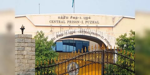 வெளிநாட்டு கைதிகளுக்கு கொரோனா என வதந்தி : புழல் சிறை தலைமை காவலர் தற்காலிக பணிநீக்கம்