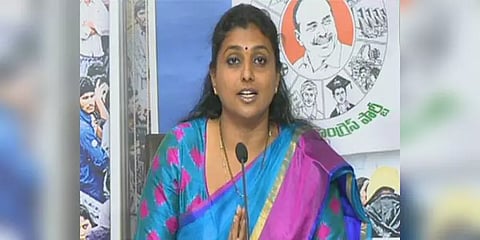 சினிமா பாணியில் மலர்தூவி ரோஜாவுக்கு வரவேற்பு அளித்த மக்கள் - சர்ச்சையில் சிக்கிய வீடியோ