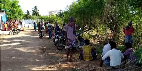 தங்கையிடம் வம்பிழுத்தவரை தட்டிக்கேட்டவர் கொலை..! - இருவர் கைது