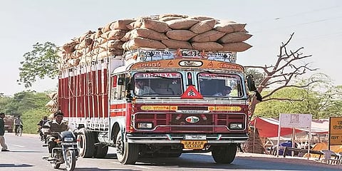 வெளிமாநில பொருட்களுக்கு தடைகோரி உயர்நீதிமன்றத்தில் மனு: அரசுகள் பதிலளிக்க உத்தரவு