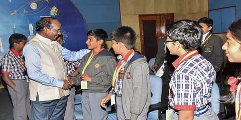 இளம் விஞ்ஞானி திட்ட பயிற்சி முகாம் ஒத்திவைப்பு - இஸ்ரோ