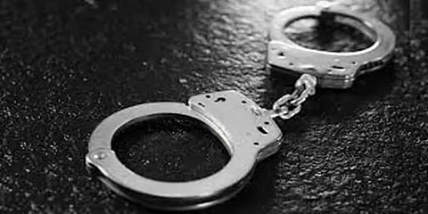 மதுரை அருகே சமயநல்லூரில் கஞ்சா விற்பனை செய்த காவலர் கைது