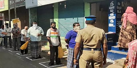 ரேசன் பொருட்களை வாங்க ஏதுவாக 24, 25-ஆம் தேதிகளில் டோக்கன்: தமிழக அரசு