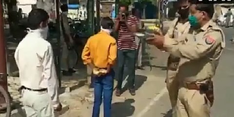 ஊரடங்கை மீறிய வாகன ஓட்டிகள்: ஆரத்தி எடுத்து மலர் தூவிய போலீசார்!