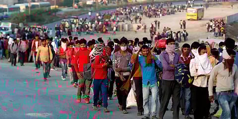 ‘கொளுத்தும் வெயில், அனல்க்காற்று’ அசராமல் சொந்த ஊருக்கும் நடைபயணம் செய்யும் மாணவர்கள் !