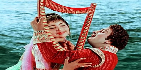 நெல்லை: முகாமில் திறந்தவெளி திரையரங்கில் ஒளிபரப்பப்பட்ட 'ஆயிரத்தில் ஒருவன்'