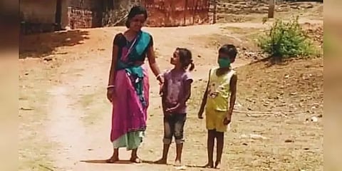 கொரோனா வதந்தியால் தள்ளி வைக்கப்பட்ட குடும்பம் - குடிநீர் இல்லாமல் தவிக்கும் குழந்தைகள்