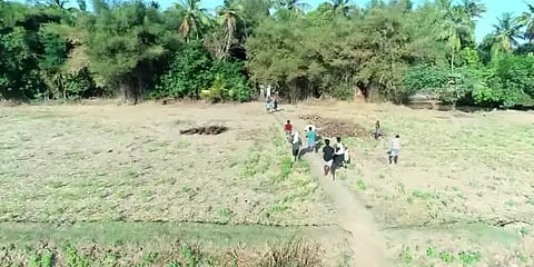 வயல்காட்டில் விளையாட்டு.. கண்காணித்த ட்ரோன் கேமரா - கல்லால் தாக்க முயன்ற இளைஞர்கள்..!