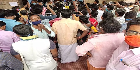 அனுமதி சீட்டு மையத்தில் கும்பலாக குவிந்த மக்கள் - திக்குமுக்காடிய போலீஸ்..!