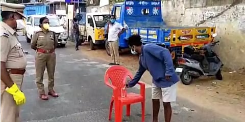 ஊரடங்கில் வெளியே சுற்றிய இளைஞர்கள் : சென்னை போலீஸின் நூதன தண்டனை