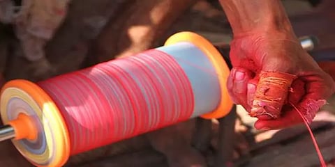 சென்னை: பைக்கில் சென்றவரின் கழுத்தை அறுத்த மாஞ்சா நூல்..!