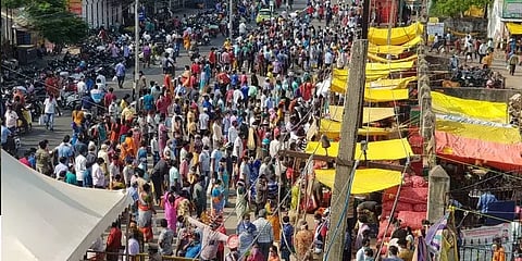 நாளை முதல் முழு ஊரடங்கு: பொருட்கள் வாங்க குவிந்த சென்னை மக்கள்!