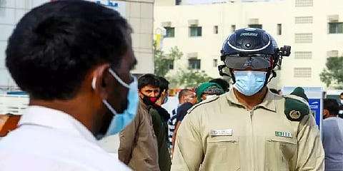 துபாயில் உடல் வெப்பநிலையை அளவிடும் ஸ்மார்ட் தலைக்கவசம்!