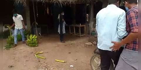 அத்துமீறி திறக்கப்பட்ட மளிகைக்கடை: அதிகாரத்தை கையிலெடுத்த இளைஞர்கள்..! பறந்த காய்கறிகள்