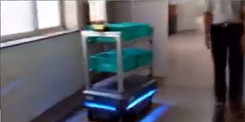 படுக்கைக்கே சென்று உணவு கொடுக்கும் - ரோபோவை களம் இறக்கிய பெங்களூரு மருத்துவமனை!