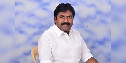 தனிமனித இடைவெளி இன்றி நிவாரண உதவிகள் : அதிமுக மாவட்டச் செயலாளர் மீது வழக்குப்பதிவு