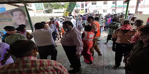 மதுரை: அம்மா உணவகத்தில் ஒரே நேரத்தில் குவிந்த நூற்றுக்கணக்கான மக்கள்..!