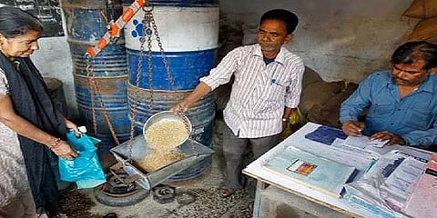 குடும்ப அட்டைதாரர்களுக்கு கூடுதலாக அரிசி - தமிழக அரசு உத்தரவு