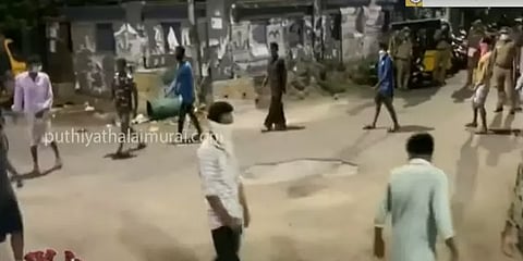 முழு ஊரடங்கை மீறி வெளியே சுற்றிய இளைஞர்கள் : நூதன முறையில் தண்டனை வழங்கிய போலீசார்