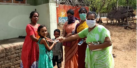 56 பள்ளிக் குழந்தைகளின் குடும்பத்திற்கு தலா ஆயிரம் : நெகிழவைத்த ஆசிரியர்கள்..!