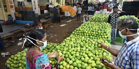 கோயம்பேடு சந்தைக்கு பொதுமக்கள் வரத்தடை : பூ, பழ சந்தை மாதவரத்திற்கு மாற்றம்