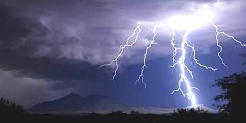 இடி தாக்கியதில் கிரிக்கெட் விளையாடிக் கொண்டிருந்த இளைஞர் பலி