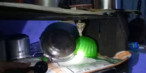 சமையலறை பாத்திரங்களுக்கிடையே நல்ல பாம்பு : அதிர்ச்சியடைந்த குடும்பம்..!